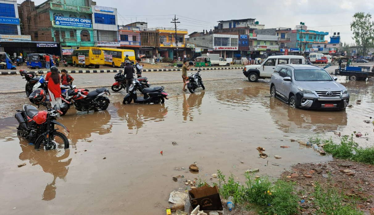 एकछिनको वर्षाले सुर्खेतको जुम्लारोड जलमग्न !